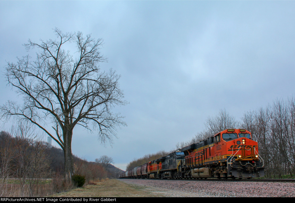 Westbound BNSF Empty Grain at Weston